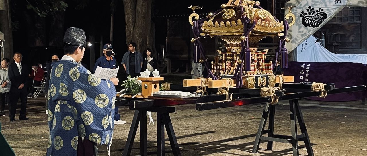 神輿渡御前の発輿式の様子